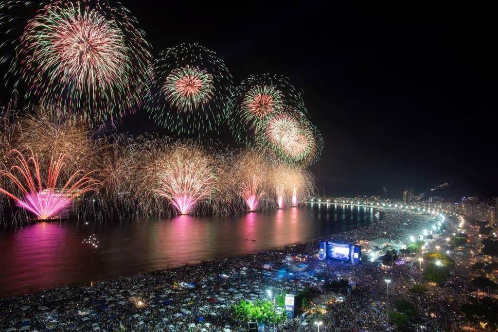 Apartamento Amplo Estudio Em Copacabana, Quadra Da Praia