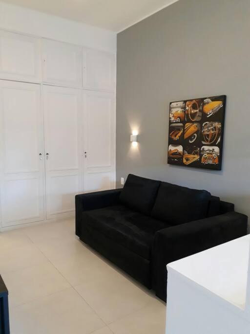 Apartamento Amplo Estudio Em Copacabana, Quadra Da Praia *